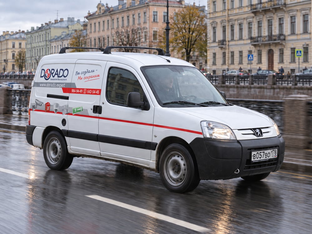 Служебный автомобиль на выезде по Петербургу