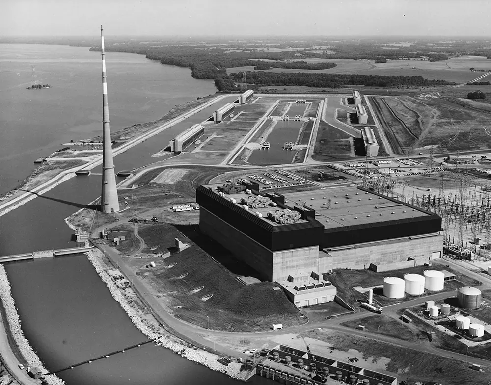 АЭС Браунс-Ферри в 1974 году, за год до пожара: главный корпус, высотная труба и открытое распределительное устройство у реки. Фото: Tennessee Valley Authority, общественное достояние