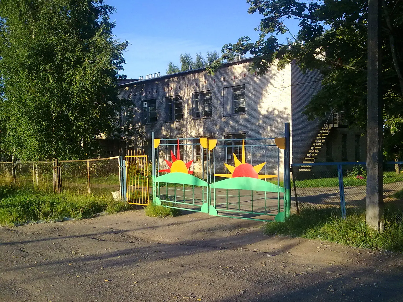 Двухэтажный детский сад в посёлке Новый Учхоз Гатчинского района, 2011 год: здание класса Ф1.1, и декларация на такое здание составляется при любом размере. Фото: Uchkhoz1, CC0