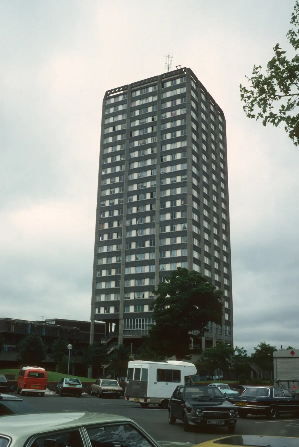 Grenfell Tower в 1988 году: бетонная башня без утеплителя и облицовки — такой она простояла до реконструкции 2016 года. Фото: Miles Glendinning, Tower Block UK, CC BY 4.0