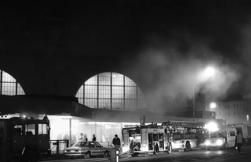 Пожарные машины у вокзала King's Cross вечером 18 ноября 1987 года, над площадью стоит дым. Фото: Christopher Newberry, CC BY-SA 3.0