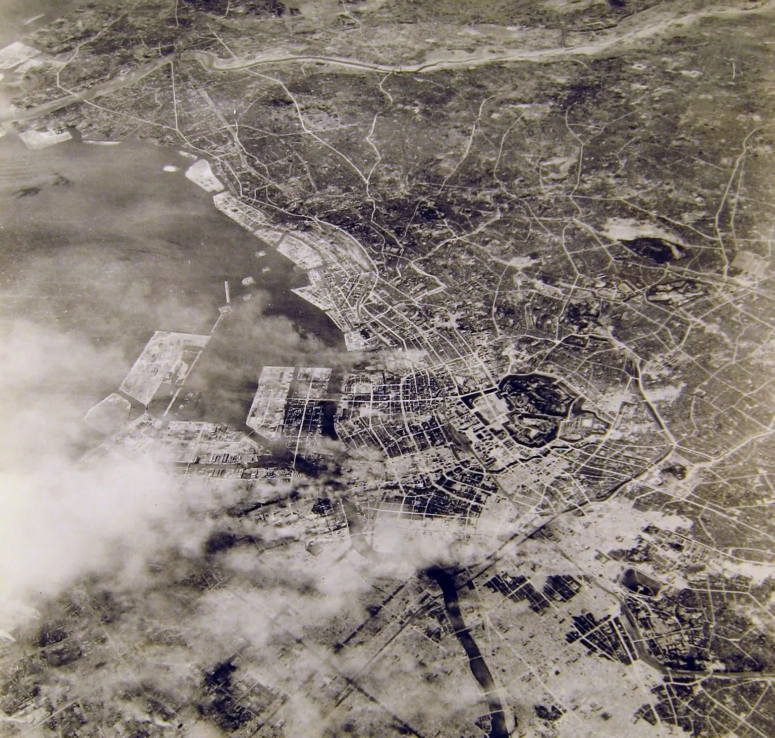 Токио с самолёта ВВС США после налёта в ночь на 10 марта 1945 года. Источник: United States Army Air Forces, общественное достояние