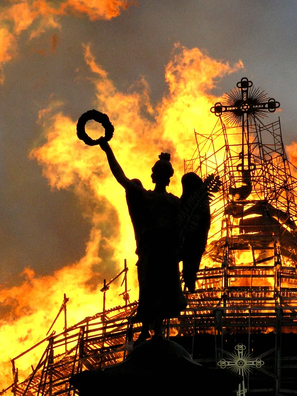 Пожар Троицкого собора в Петербурге, август 2006 года: горит главный купол и леса вокруг него, в небе столб чёрного дыма. Фото: Олег Сыромятников, CC BY-SA 3.0